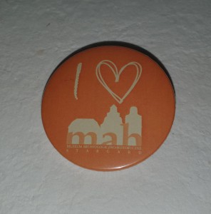 Przypinka "I love MAH" pomarańczowa